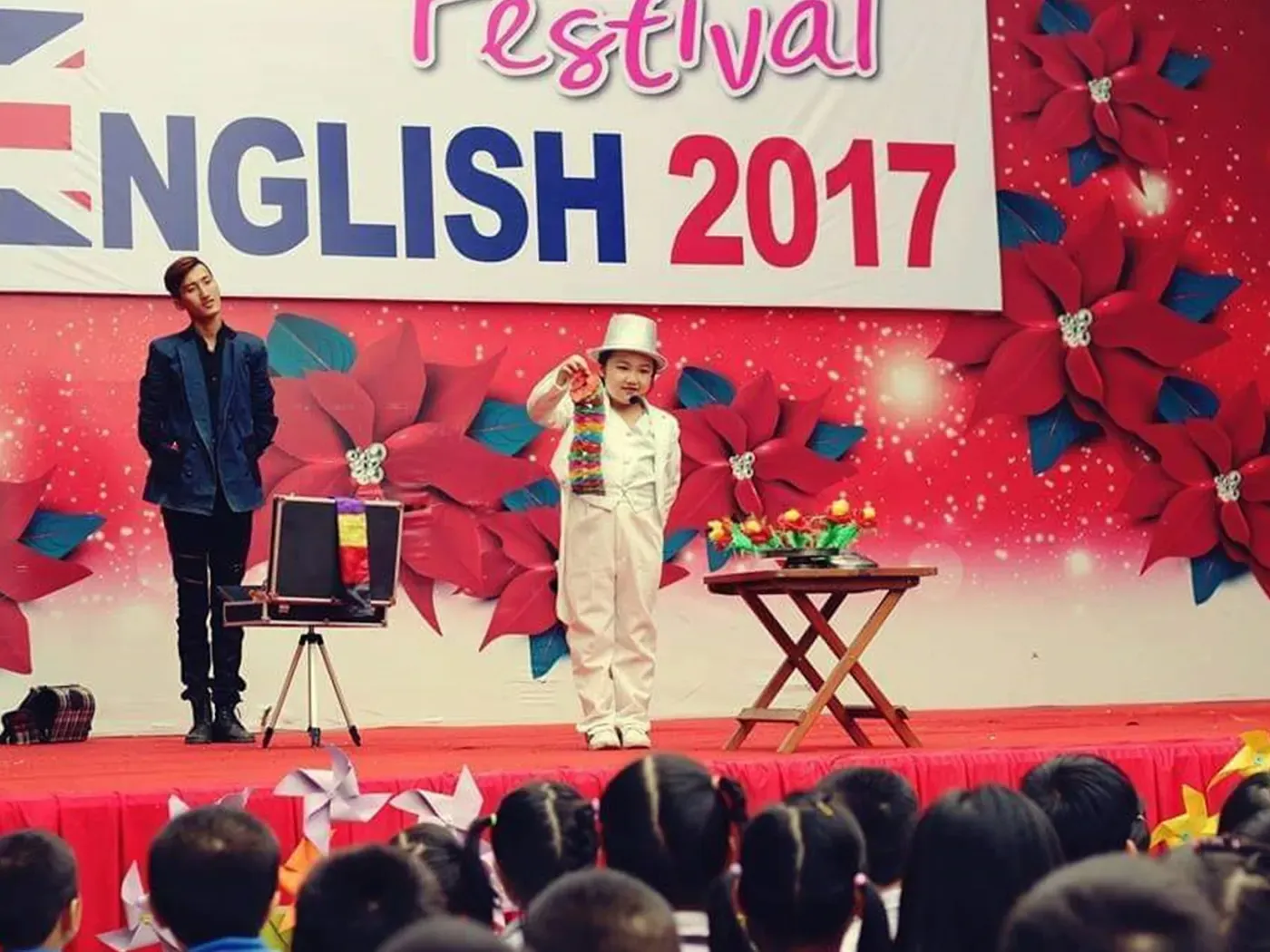 Học sinh nhỏ biểu diễn Ảo thuật