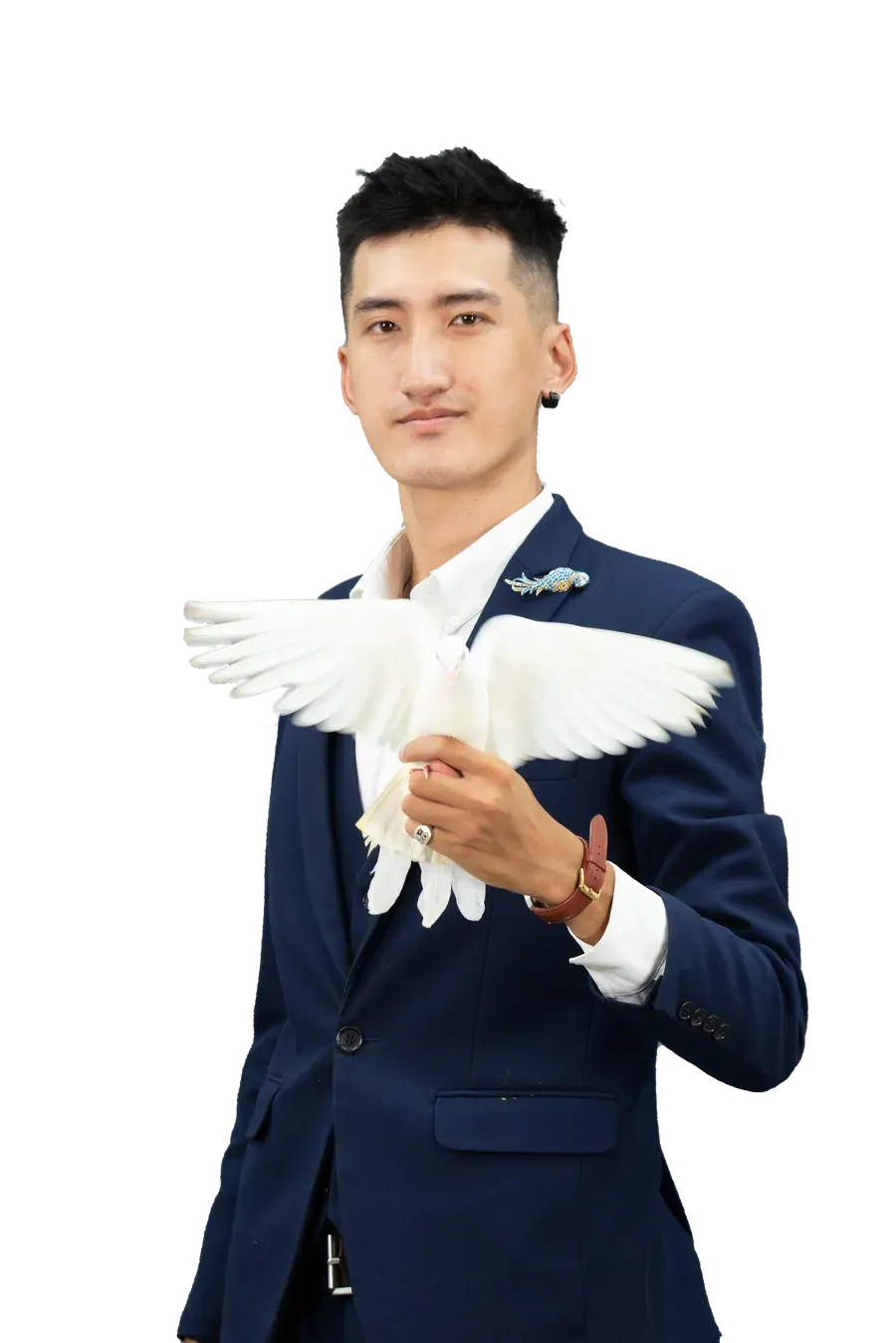 Thầy Thế Trường với chim bồ câu trắng